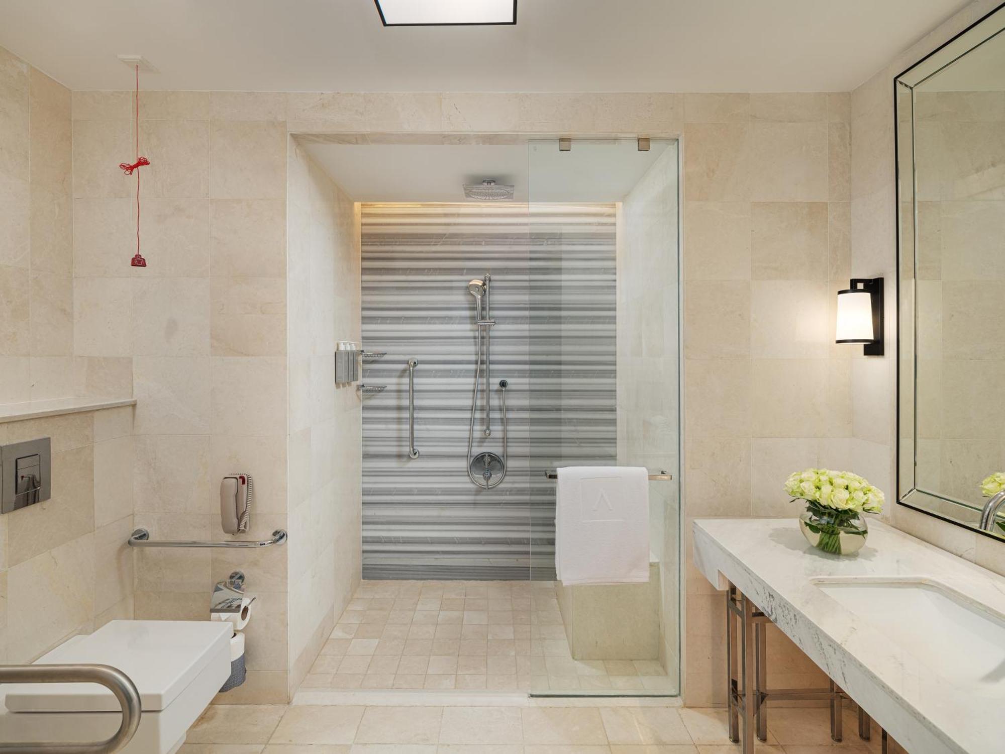 Aparthotel Address Jabal Omar Makkah à La Mecque Extérieur photo A shower with a sliding door